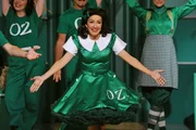 Frankie (Patricia Heaton, M.) erhält eine Rolle im Musical "Der Zauberer von Oz" und bemerkt sehr schnell, wie viel Spaß ihr das Singen macht. Als ihre Tochter Sue, die ebenfalls mitspielt, jedoch vom Regisseur hinausgeworfen wird, bringt das Frankie in eine unangenehme Lage ... Frankie (Patricia Heaton, M.) erhält eine Rolle im Musical "Der Zauberer von Oz" und bemerkt sehr schnell, wie viel Spaß ihr das Singen macht. Als ihre Tochter Sue, die ebenfalls mitspielt, jedoch vom Regisseur hinausgeworfen wird, bringt das Frankie in eine unangenehme Lage ...
