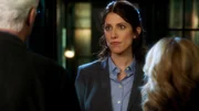 Barnes' Anwältin Jill McDermott (Kate Danson) spricht mit D.B. Russell über ihren Klienten. Barnes' Anwältin Jill McDermott (Kate Danson) spricht mit D.B. Russell über ihren Klienten.