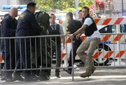 Nachdem Chin entführt wurde, versuchen Steve (Alex O'Loughlin, r.) und Danny (Scott Caan, M.) alles um ihn zu befreien. Doch das ist gar nicht so einfach, denn der Entführer ist kein Geringerer als der Mann, der für den Tod von Steves Vaters verantwortlich ist ... Nachdem Chin entführt wurde, versuchen Steve (Alex O'Loughlin, r.) und Danny (Scott Caan, M.) alles um ihn zu befreien. Doch das ist gar nicht so einfach, denn der Entführer ist kein Geringerer als der Mann, der für den Tod von Steves Vaters verantwortlich ist ...