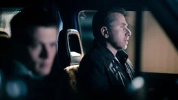 Adam (Jack O'Connell) und Roy (Tim Roth) stecken pl&ouml;tzlich in einem Schlamassel aus Menschenhandel, Mord und miserablem Wetter.