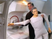 Tatort Flugzeug: Gil (William Petersen) und sein Team spielen die Szene, die sich &uuml;ber den Wolken abgespielt haben muss, mit Puppen und verteilten Rollen nach.