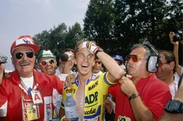 Greg LeMond (m.) gewinnt die Tour de France 1989