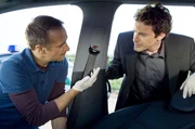 Semir (Erdogan Atalay, li.) und Chris (Gedeon Burkhard) haben den Wagen der Entf&uuml;hrer gefunden: es gibt Blutspuren...