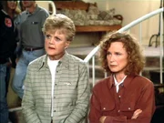 Jessica (Angela Lansbury, l.) versucht herauszufinden, welcher von Ellens (Linda Kelsey) G&auml;sten den Mord auf dem Gewissen hat.