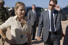 Lawrie Dayne (Amy Ryan, l.)