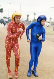 Hal (Bryan Cranston, li.) versucht in der Sportdisziplin Gehen seinen Konkurrenten Wheeler (David Burke) abzuh&auml;ngen.