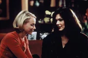 L-R: Betty (Naomi Watts), Rita (Laura Harring)