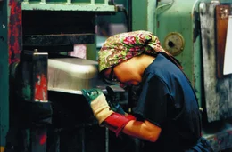 Selma (Bj&ouml;rk) droht zu erblinden. Um ihrem zw&ouml;lfj&auml;hrigen Sohn, dem sie die Krankheit vererbt hat, das gleiche Schicksal zu ersparen, arbeitet sie Tag und Nacht in einer Metallfabrik, um das Geld f&uuml;r eine rettende Augenoperation zu verdienen.