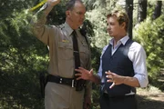 Als auf einem Waldweg nahe einer Kleinstadt ein Fahrer eines Lieferwagens die Leiche einer erstochenen jungen Frau findet, wird Patrick Jane (Simon Baker, r.) hinzugezogen. Gemeinsam mit dem Sheriff (Michael O'Neill, l.) will er den Fall l&ouml;sen ...