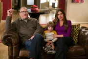 L-R: Jay Pritchett (Ed O'Neill), Joe Pritchett (Jeremy Maguire), Gloria Delgado-Pritchett (Sof&iacute;a Vergara)