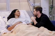 Dr. Helen Sharpe (Freema Agyeman) und Dr. Max Goodwin (Ryan Eggold) Die Verwendung des sendungsbezogenen Materials ist nur mit dem Hinweis und Verlinkung auf RTL+ gestattet.