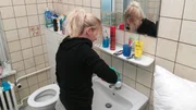 Tauschmutter Vanessa (22) macht das Waschbecken erst einmal sauber