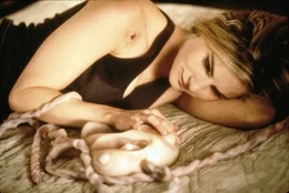 Als sei es ihr eigenes Baby, bewacht Allegra (Jennifer Jason Leigh) das von ihr erfundene neuartige und &auml;u&szlig;erst realistische Computerspiel.