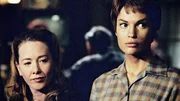 Maggie (Ann Cusack, l.) und Sub-Cmdr. T'Pol (Jolene Blalock, r.)