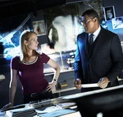 Catherine Willows (Marg Helgenberger, li.) und Dr. Raymond Langston (Laurence Fishburne)
