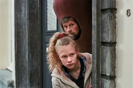Zo&euml; ( Savannah Vandendriessche) unterst&uuml;tzt als Einzige in ihrer Familie das Vorhabens ihres Vaters (Johan Heldenbergh) Schauspieler zu werden &ndash; auch wenn seine erste Rolle die eines W&uuml;rstchens in einem Werbespot ist. Weiteres Bildmaterial finden Sie unter www.br-foto.de.; BR Fernsehen MEIN VATER, DIE WURST, "Mijn vader is een saucisse", am Sonntag (20.10.24) um 08:25 Uhr. Zo&euml; ( Savannah Vandendriessche) unterst&uuml;tzt als Einzige in ihrer Familie das Vorhabens ihres Vaters (Johan Heldenbergh) Schauspieler zu werden &ndash; auch wenn seine erste Rolle die eines W&uuml;rstchens in einem Werbespot ist. Weiteres Bildmaterial finden Sie unter www.br-foto.de. &copy; BR/MDR/Kris Dewitte, honorarfrei - Verwendung gem&auml;&szlig; der AGB im engen inhaltlichen, redaktionellen Zusammenhang mit genannter BR-Sendung und bei Nennung "Bild: BR/MDR/Kris Dewitte" (S2+). BR/Bildmanagement, Tel: 089/5900-33133, Fax: -10585, Bildmanagement@br.de, www.br-foto.de