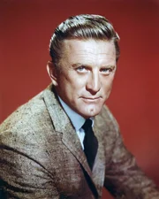 Kirk Douglas spricht aufgrund seiner Liebe f&uuml;r Frankreich und vor allem Paris flie&szlig;end Franz&ouml;sisch, wie er in diesem Interview unter Beweis stellt.