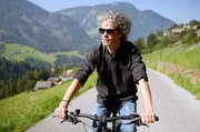 Der Architekt Igor Comploi f&auml;hrt mit seinem Rad durch das ladinische Gr&ouml;dnertal in S&uuml;dtirol.