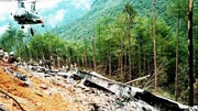 In Folge einer Explosion des Japan Airlines Flug 123 von Tokyo nach Osaka riss der hintere Teil der Boeing 747 ab. Die Maschine st&uuml;rzte schlie&szlig;lich in den Bergen Japans ab. Bis heute ist das tragische Ungl&uuml;ck der t&ouml;dlichste Flugzeugcrash mit nur einer beteiligten Maschine.