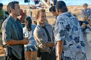 Nachdem bei Steve (Alex O'Loughlin, l.) eingebrochen worden ist und dann auch noch seine Schwester entf&uuml;hrt wurde, versucht er gemeinsam mit Danny (Scott Caan, M.), Chin und Kono alles, um sie zu finden. Doch wird Mamo (Al Harrington, r.) ihnen weiterhelfen k&ouml;nnen?