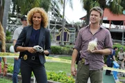 Colleen (Michelle Hurd) und Jim (Matt Passmore) werden zu dem st&auml;dtischen Golfplatz von Palm Glades gerufen, da Kinder dort eine Leiche gefunden haben.