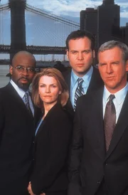 L-R: Ron Carver (Courtney B. Vance), Detective Eames (Kathryn Erbe), Detective Goren (Vincent D'Onofrio), Captain Deakins (Jamey Sheridan)