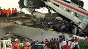 Das schlimmste Bahnunglück der Nachkriegsgeschichte ereignet sich am 3. Juni 1998. Ein ICE der Deutschen Bahn rast bei Eschede mit 200 Kilometer pro Stunde aufgrund eines Ermüdungsbruches der Radreifen gegen eine Autobrücke. Das schlimmste Bahnunglück der Nachkriegsgeschichte ereignet sich am 3. Juni 1998. Ein ICE der Deutschen Bahn rast bei Eschede mit 200 Kilometer pro Stunde aufgrund eines Ermüdungsbruches der Radreifen gegen eine Autobrücke.