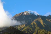 Auch wenn er gerade friedlich aussieht, ist der Vulkan Tungurahua in Ecuador aktiv und kann jede Minute ausbrechen. Um die Bev&ouml;lkerung bei einem Ausbruch rechtzeitig warnen zu k&ouml;nnen, wird er Tag und Nacht &uuml;berwacht.