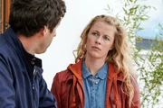 Marie (Christine Eixenberger, r.) spricht mit Emil Huber (Kai Albrecht, l.) über ihn und seine Frau, die nun nachdem sie verschwunden war, wieder aufgetaucht ist, sich aber an nichts erinnern kann. Marie (Christine Eixenberger, r.) spricht mit Emil Huber (Kai Albrecht, l.) über ihn und seine Frau, die nun nachdem sie verschwunden war, wieder aufgetaucht ist, sich aber an nichts erinnern kann.