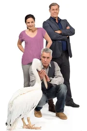 Im Bild v.l.n.r. Dr. Susanne Mertens (Elisabeth Lanz), Dr. Roman Blum (Ralph Herfoth) mit Pelikan Toni, Dr. Christoph Lentz (Sven Martinek).