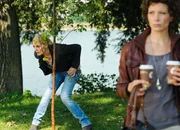 (2. Staffel) - In "Knallerfrauen" tut Martina Hill (l.) wonach ihr der Sinn steht - hemmungslos und unangepasst ...