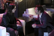 "Black Sabbath"-Sänger Ozzy Osbourne (l., spielt sich selbst) gibt dem Journalisten John Merchiston (James Callis) ein Interview. "Black Sabbath"-Sänger Ozzy Osbourne (l., spielt sich selbst) gibt dem Journalisten John Merchiston (James Callis) ein Interview.