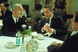 Der amerikanische Kernphysiker Michael Armstrong (Paul Newman, r.) setzt sich ohne das Wissen seiner Verlobten nach Ostberlin ab, um hier dem Leipziger Physikprofessor Lindt (Ludwig Donath, M.) eine geheime Formel zu entlocken, die ihm zur Vollendung seines Raketenprojekts fehlt. Kollege Karl Manfred (G&uuml;nter Strack, r.) be&auml;ugt sein Vorhaben misstrauisch.