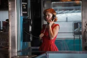 Selbst der Ratschlag einer Freundin, kann Kate (Kelli Garner) nicht von ihrer Absicht, dem US-Geheimdienst zu helfen, abbringen ... Selbst der Ratschlag einer Freundin, kann Kate (Kelli Garner) nicht von ihrer Absicht, dem US-Geheimdienst zu helfen, abbringen ...