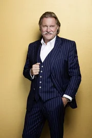 (7. Staffel) - Detektivischer Sp&uuml;rsinn und Recherche, Menschenkenntnis und Kombinationsgabe sind die herausragenden Eigenschaften von "Len&szlig;en & Partner". F&uuml;r die Ratsuchenden sind Ingo Len&szlig;en (Foto) und sein Ermittlerteam oft die letzte Hoffnung ...