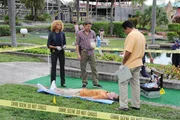 Eine Leiche auf dem st&auml;dtischen Minigolf-Platz ruft die Ermittler (v.l.) Colleen Manus (Michelle Hurd), Jim Longworth (Matt Passmore) und Carlos Sanchez (Carlos Gomez) auf den Plan.