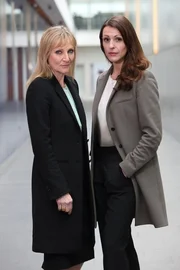 DC Janet Scott (Lesley Sharp, l.); DC Rachel Bailey (Suranne Jones, r.)