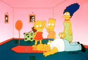 (1. Staffel) - Lisa (l.) und Bart (2.v.l.) sind ihrem Vater Homer (vorne) wieder mal haushoch &uuml;berlegen. Da kann sich Mutter Marge (r.) nur wundern.