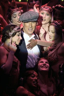 Die Mandantinnen des publicitys&uuml;chtigen Strafverteidiger Billy Flynn (Richard Gere) sind stets karrieregeile, h&uuml;bsch anzusehende M&auml;dchen, die ihn mit ihrem traurigen Schicksal im Scheinwerferlicht der &Ouml;ffentlichkeit halten ...