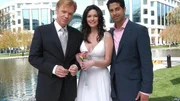 Horatio (David Caruso, li.) und Erics (Adam Rodriguez) Schwester Marisol (Alana De La Garza) machen ihr Gl&uuml;ck perfekt und heiraten.