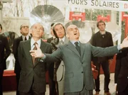Der Ingenieur Guillaume (Louis de Funes, 2. v. re.) pr&auml;sentiert einer Gruppe japanischer Investoren seine neueste Erfindung.