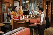 Geraten immer wieder aneinander: Max (Kat Dennings, l.), Caroline (Beth Behrs, M.) und Han (Matthew Moy, r.) ... Geraten immer wieder aneinander: Max (Kat Dennings, l.), Caroline (Beth Behrs, M.) und Han (Matthew Moy, r.) ...