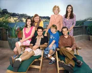 (2. Staffel) - Am Strand von Malibu (v. hinten l. nach vorne r.): Berta (Conchata Ferrell), Evelyn (Holland Taylor), Judith (Marin Hinkle), Rose (Melanie Lynskey), Charlie (Charlie Sheen), Jake (Angus T. Jones) und Alan (Jon Cryer)