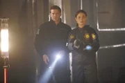 Die Dokumentarfilmerin Marni Hunter wurde in den verschlungenen G&auml;ngen unter der Stadt ermordet aufgefunden. Agent Booth (David Boreanaz) beauftragt Dr. Brennan (Emily Deschanel), die &Uuml;berreste des Leichnams zu untersuchen.