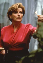 Einsfestival GRASGEFL&Uuml;STER, am Montag (31.10.11) um 20:15 Uhr. Nach dem Tod ihres untreuen Gatten ist Grace Trevethyn (Brenda Blethyn) schlagartig auf sich allein gestellt.