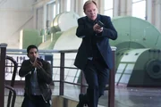 Als die Ermittler Eric Delko (Adam Rodriguez, l.) und Horatio Caine (David Caruso) den verdächtigen Vorarbeiter Luis festnehmen wollen, kann dieser aus der Zuckerraffinerie flüchten... Als die Ermittler Eric Delko (Adam Rodriguez, l.) und Horatio Caine (David Caruso) den verdächtigen Vorarbeiter Luis festnehmen wollen, kann dieser aus der Zuckerraffinerie flüchten...