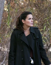 Det. Jane Rizzoli (Angie Harmon) wird an den Tatort gerufen und macht eine schreckliche Entdeckung. Det. Jane Rizzoli (Angie Harmon) wird an den Tatort gerufen und macht eine schreckliche Entdeckung.