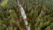 Der Bayerische Pfahl ist eine rätselhafte geologische Formation, die sich über 150 Kilometer durch die Landschaft erstreckt. Früher haben die Menschen die hoch aufragenden hellen Felsen auch "Teufelsmauer" genannt. Der Bayerische Pfahl ist eine rätselhafte geologische Formation, die sich über 150 Kilometer durch die Landschaft erstreckt. Früher haben die Menschen die hoch aufragenden hellen Felsen auch "Teufelsmauer" genannt.