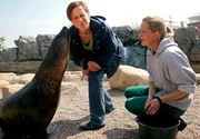 Seeb&auml;ren-Gehege mit der Direktorin des Zoos, Dr. Heike K&uuml;ck und der Tierpflegerin Constanze Czech (r.).