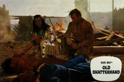 Winnetou (Pierre Brice) und Old Shatterhand (Lex Barker) knien vor dem toten Tujunga (Alain Tissier), der sich mit dem Pulvermagazin von Fort Grand selbst in die Luft gesprengt hat, um seinem Stamm den Sieg zu sichern.